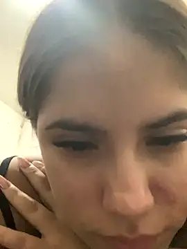 Snapshot of MiiluRosse chatting on 11/28/25, 05:21 MiiluRosse online show from 11/28/25, 05:21