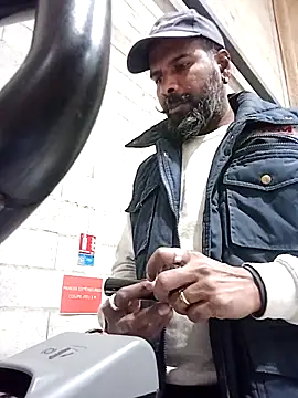 Snapshot of frenchblackc31 chatting on 11/14/25, 07:51 frenchblackc31 online show from 11/14/25, 07:51