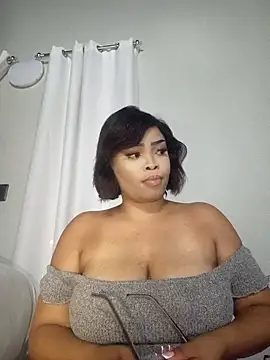 Snapshot of MadamPinky chatting on 02/08/26, 05:27 MadamPinky online show from 02/08/26, 05:27