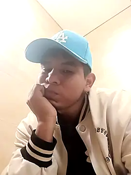 Snapshot of Oscariin96 chatting on 02/18/26, 03:30 Oscariin96 online show from 02/18/26, 03:30