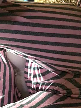 Snapshot of AlevNaz chatting on 12/21/25, 01:02 AlevNaz online show from 12/21/25, 01:02