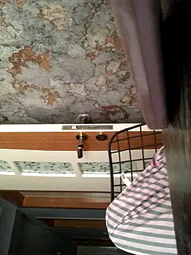 Snapshot of AlevNaz chatting on 12/21/25, 01:07 AlevNaz online show from 12/21/25, 01:07