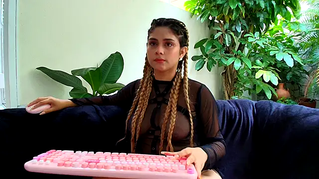 Snapshot of sharon_greey chatting on 10/26/25, 01:17 sharon greey online show from 10/26/25, 01:17