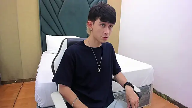 Snapshot of Michael_blue chatting on 10/25/25, 08:47 Michael blue online show from 10/25/25, 08:47