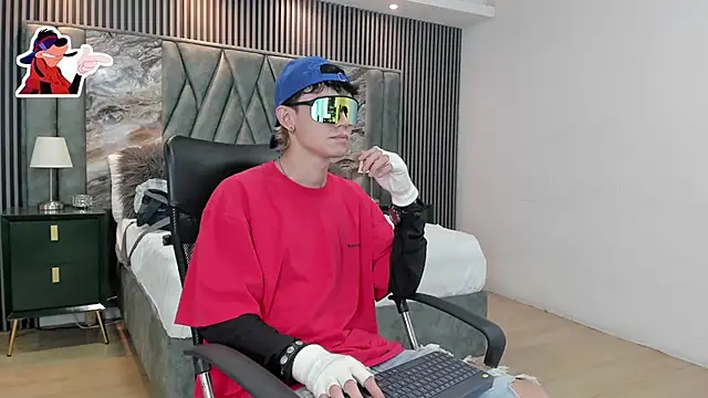 Snapshot of Michael_blue chatting on 10/31/25, 09:27 Michael blue online show from 10/31/25, 09:27