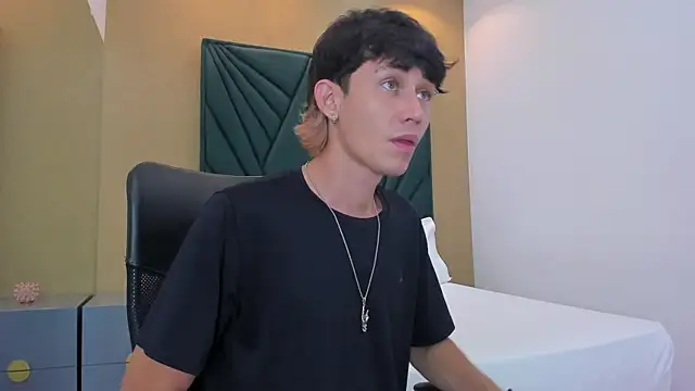 Snapshot of Michael_blue chatting on 12/17/25, 12:00 Michael blue online show from 12/17/25, 12:00