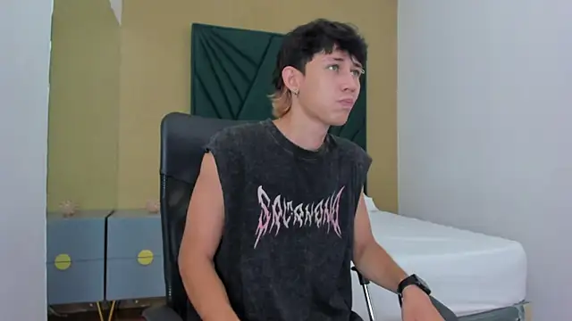 Snapshot of Michael_blue chatting on 12/18/25, 12:00 Michael blue online show from 12/18/25, 12:00