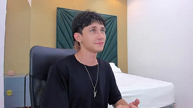 Snapshot of Michael_blue chatting on 12/19/25, 12:01 Michael blue online show from 12/19/25, 12:01