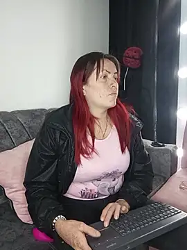 carolinhe  online show from 10/14/25, 07:47