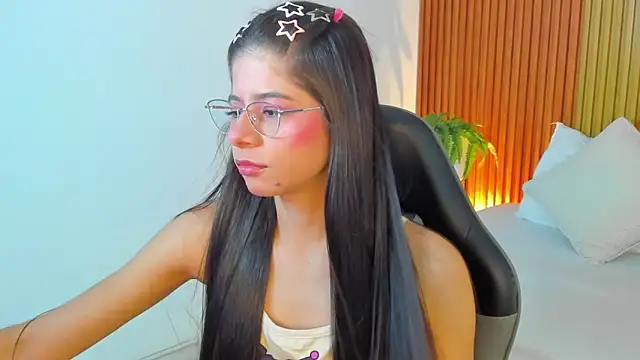 Snapshot of carlina_15 chatting on 05/10/26, 11:48 carlina 15 online show from 05/10/26, 11:48