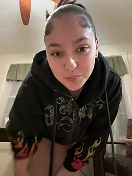 Snapshot of babykalirose chatting on 02/02/26, 02:32 babykalirose online show from 02/02/26, 02:32