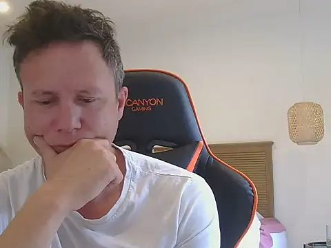 Snapshot of TroyDieselXXX chatting on 11/10/25, 04:44 TroyDieselXXX online show from 11/10/25, 04:44