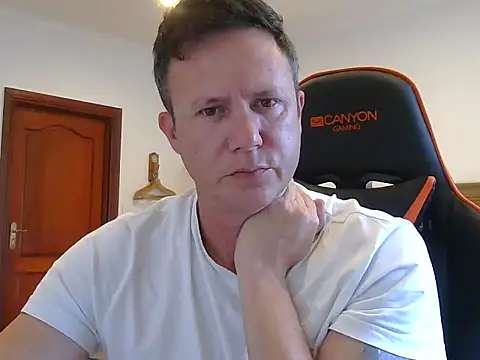 Snapshot of TroyDieselXXX chatting on 12/17/25, 04:07 TroyDieselXXX online show from 12/17/25, 04:07