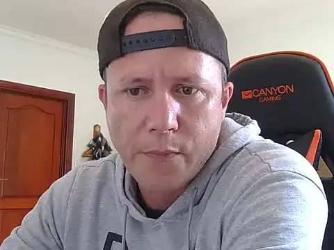 Snapshot of TroyDieselXXX chatting on 12/18/25, 08:42 TroyDieselXXX online show from 12/18/25, 08:42