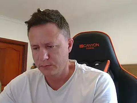 Snapshot of TroyDieselXXX chatting on 12/19/25, 04:30 TroyDieselXXX online show from 12/19/25, 04:30