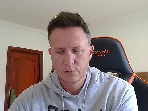 Snapshot of TroyDieselXXX chatting on 12/21/25, 09:27 TroyDieselXXX online show from 12/21/25, 09:27