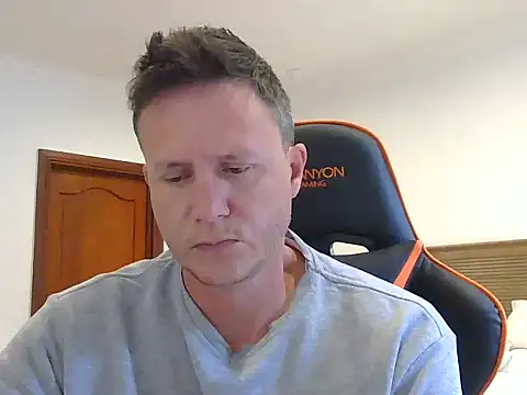 Snapshot of TroyDieselXXX chatting on 12/22/25, 05:04 TroyDieselXXX online show from 12/22/25, 05:04