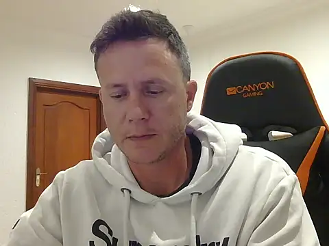 Snapshot of TroyDieselXXX chatting on 12/22/25, 05:54 TroyDieselXXX online show from 12/22/25, 05:54