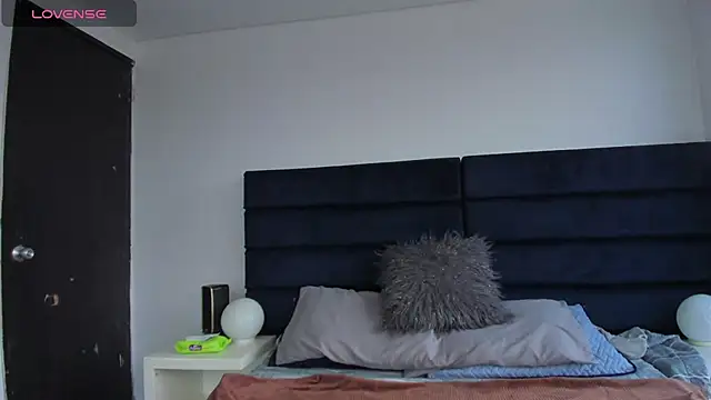 CHARLOTTE KNOX online show from 09/12/25, 12:16