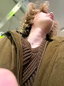 Snapshot of KellyKeler chatting on 11/17/25, 12:22 KellyKeler online show from 11/17/25, 12:22