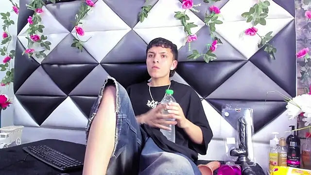 Snapshot of Megan_Thompson_ chatting on 11/19/25, 02:11 Megan Thompson online show from 11/19/25, 02:11