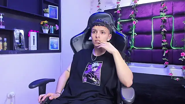 Snapshot of Megan_Thompson_ chatting on 11/21/25, 02:21 Megan Thompson online show from 11/21/25, 02:21