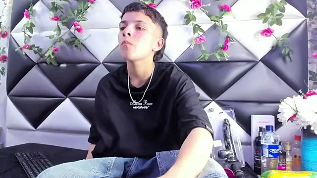 Snapshot of Megan_Thompson_ chatting on 12/03/25, 02:30 Megan Thompson online show from 12/03/25, 02:30