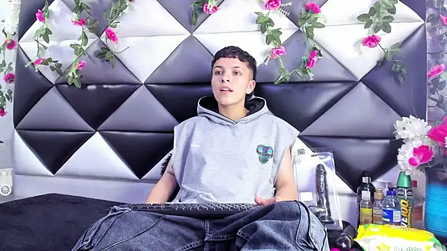 Snapshot of Megan_Thompson_ chatting on 12/05/25, 02:20 Megan Thompson online show from 12/05/25, 02:20