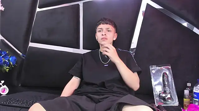 Snapshot of Megan_Thompson_ chatting on 12/18/25, 02:17 Megan Thompson online show from 12/18/25, 02:17