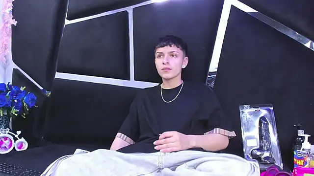 Snapshot of Megan_Thompson_ chatting on 12/19/25, 02:18 Megan Thompson online show from 12/19/25, 02:18