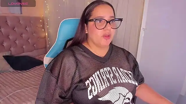 Snapshot of artemisa19 chatting on 11/25/25, 04:45 artemisa19 online show from 11/25/25, 04:45