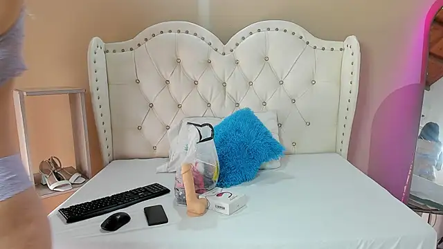 Snapshot of Alison_Milk chatting on 10/15/25, 01:22 Alison Milk online show from 10/15/25, 01:22