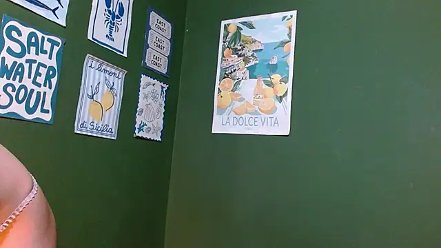 Roxiehood online show from 12/18/25, 01:55