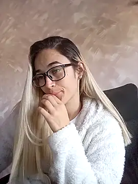 Snapshot of Mariam_Arango chatting on 10/06/25, 09:23 Mariam Arango online show from 10/06/25, 09:23