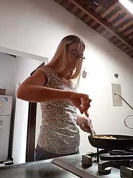 Snapshot of Mariam_Arango chatting on 10/27/25, 03:16 Mariam Arango online show from 10/27/25, 03:16