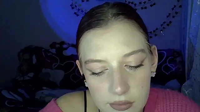 Snapshot of Lily_Ember chatting on 11/18/25, 05:28 Lily Ember online show from 11/18/25, 05:28