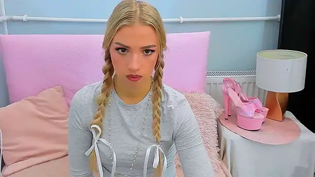 Snapshot of EvetteRose chatting on 10/14/25, 03:24 EvetteRose online show from 10/14/25, 03:24