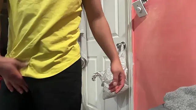 Snapshot of kSwisssxxx chatting on 12/14/25, 05:18 kSwisssxxx online show from 12/14/25, 05:18