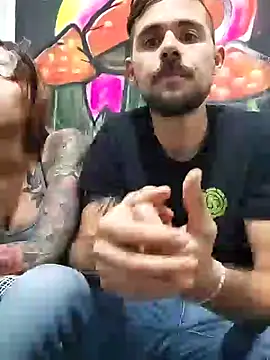 Snapshot of parejajuguetona420 chatting on 11/23/25, 03:17 parejajuguetona420 online show from 11/23/25, 03:17