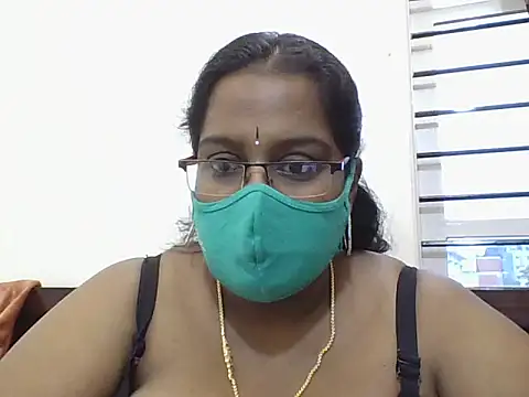 Snapshot of Reena-gowda chatting on 09/27/25, 12:59 Reena-gowda online show from 09/27/25, 12:59