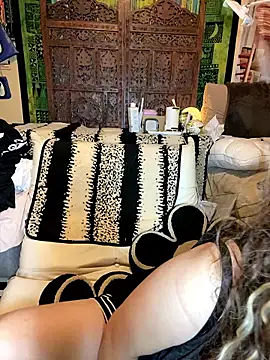 Snapshot of xoxLILxMELOxox chatting on 10/05/25, 03:10 xoxLILxMELOxox online show from 10/05/25, 03:10