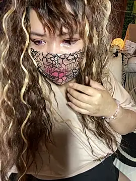 Snapshot of xoxLILxMELOxox chatting on 10/10/25, 04:28 xoxLILxMELOxox online show from 10/10/25, 04:28