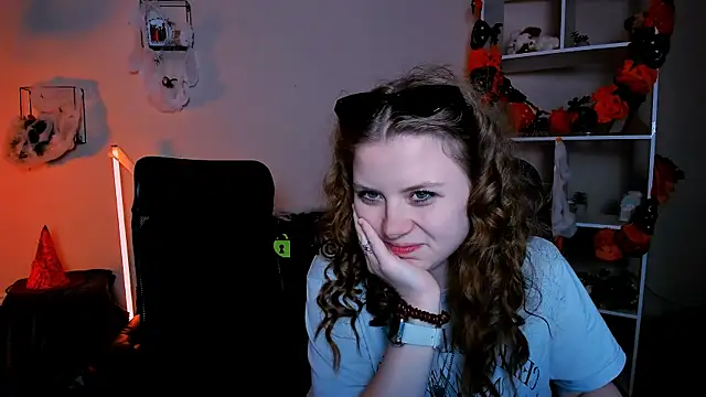 Snapshot of foxy_tease_ chatting on 10/22/25, 10:42 foxy tease online show from 10/22/25, 10:42