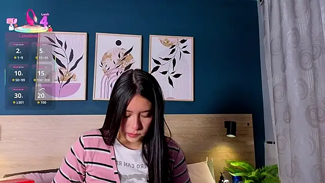 Snapshot of SarahMiler_ chatting on 12/15/25, 05:39 SarahMiler online show from 12/15/25, 05:39