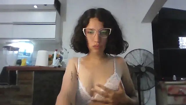 Snapshot of loliporomero chatting on 11/06/25, 12:44 loliporomero online show from 11/06/25, 12:44