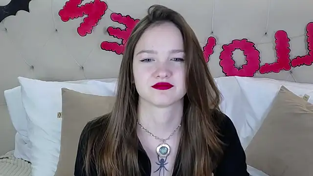 Snapshot of MichelleRoux chatting on 10/26/25, 12:44 MichelleRoux online show from 10/26/25, 12:44