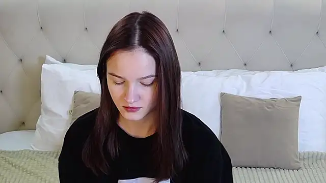 Snapshot of MichelleRoux chatting on 11/04/25, 01:32 MichelleRoux online show from 11/04/25, 01:32