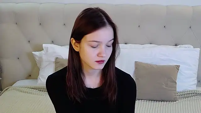 Snapshot of MichelleRoux chatting on 11/07/25, 01:22 MichelleRoux online show from 11/07/25, 01:22