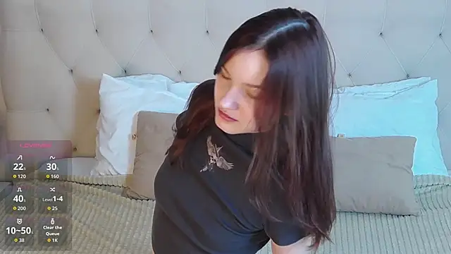 Snapshot of MichelleRoux chatting on 11/22/25, 11:31 MichelleRoux online show from 11/22/25, 11:31