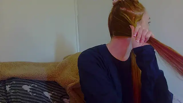 Snapshot of Little-Red21 chatting on 11/25/25, 01:44 Little-Red21 online show from 11/25/25, 01:44